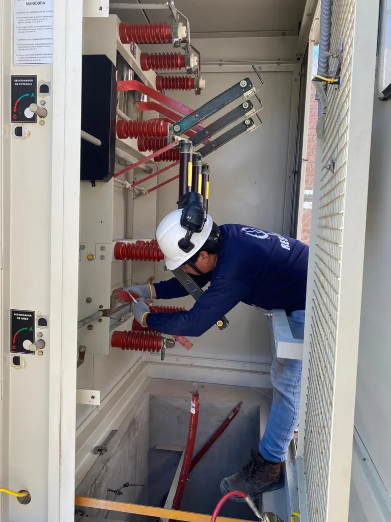 Mantenimiento de una subestación eléctrica6